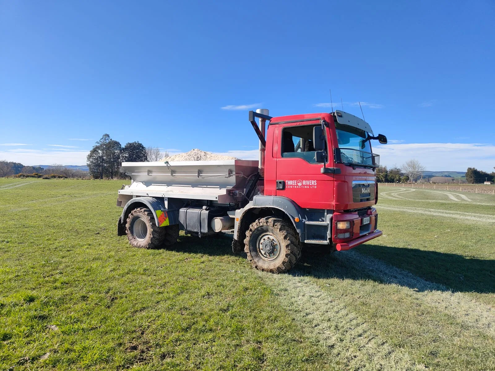 Three Rivers Contracting fertiliser spreading truck in a Southland paddock.